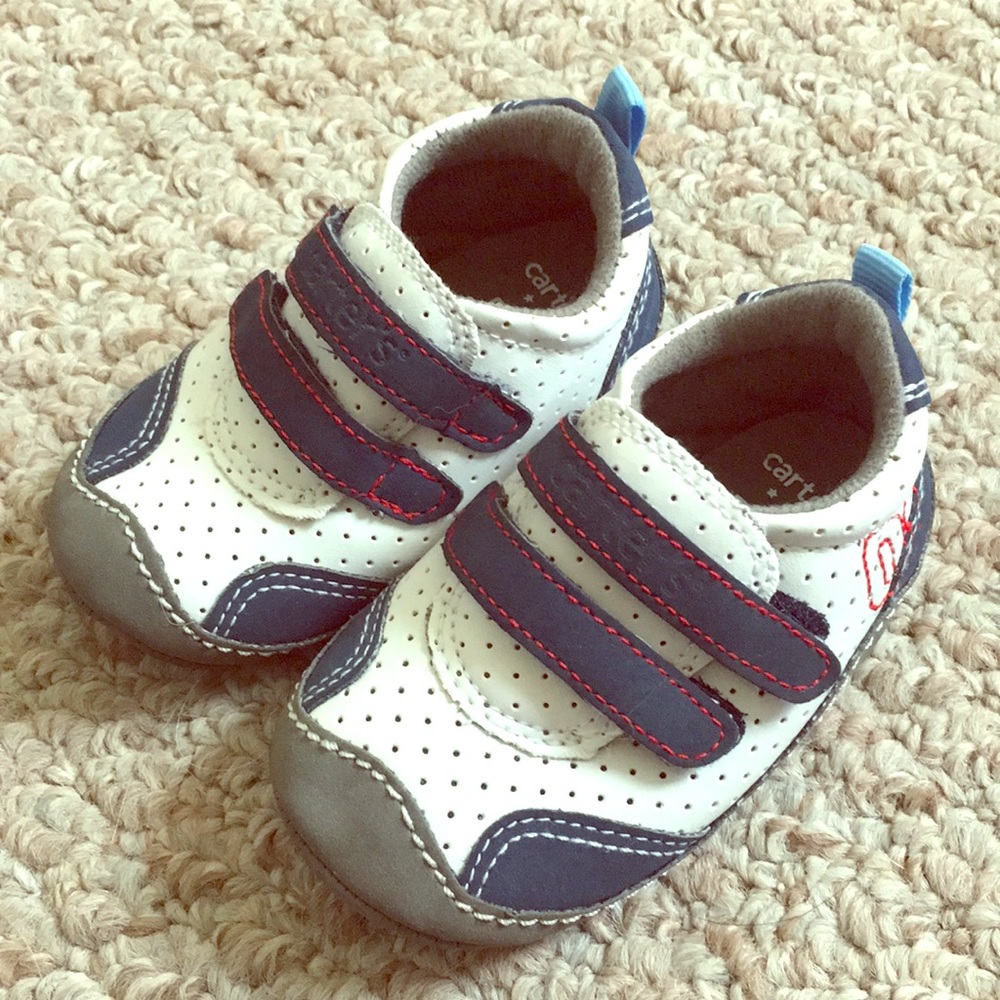 Carter’s baby size 2 crib shoes sneakers Velcro!